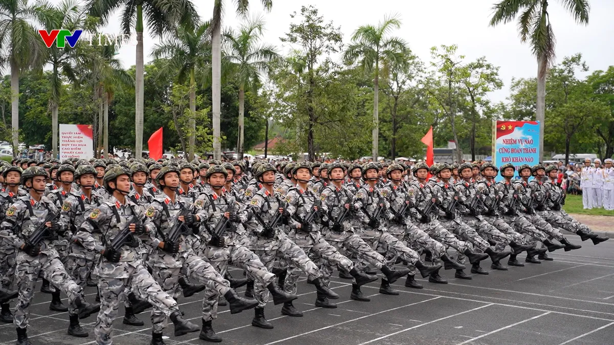 Thượng tướng Trương Thiên Tô tặng quà, động viên cán bộ chiến sĩ quân đội tham gia diễu binh - Ảnh 9.
