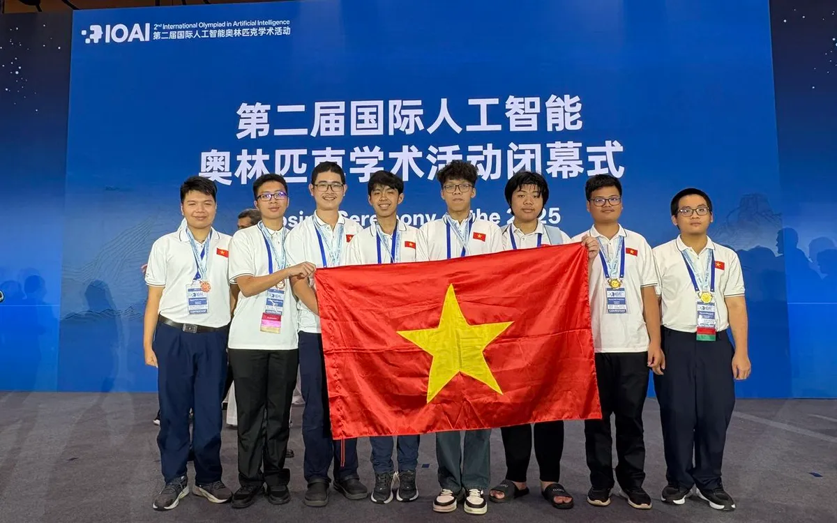 Từ trái sang phải: Nguyễn Khắc Trung Kiên, Hoàng Công Bảo Long, Nguyễn Nhật Minh, Nguyễn Phú Nhân, Bùi Đàm Quân, Bùi Quang Nguyên, Nguyễn Viết Trung Nhân, Nguyễn Hữu Tuấn.