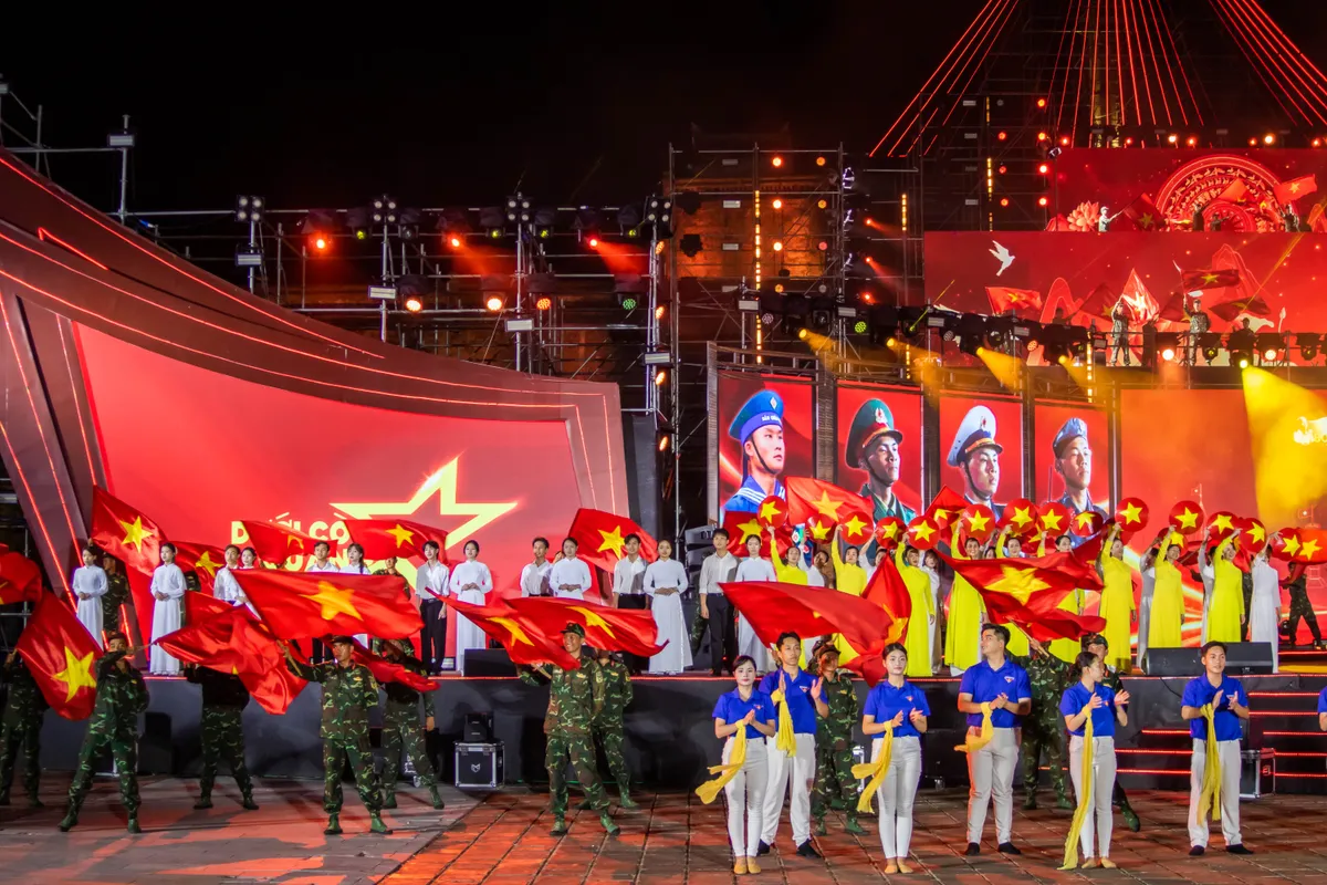 THTT Cầu truyền hình Dưới cờ vinh quang: Kết nối ba miền, triệu trái tim hòa chung nhịp đập (20h10, VTV1) - Ảnh 2.