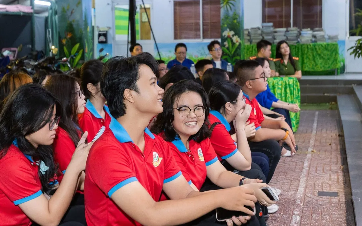 Công an đến tận trường học, khu phố tuyên truyền phòng chống ma túy, PCCC- Ảnh 1.