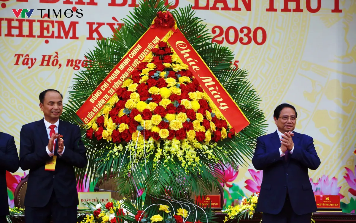 Thủ tướng Phạm Minh Chính tặng hoa chúc mừng Đại hội đại biểu Đảng bộ phường Tây Hồ lần thứ I, nhiệm kỳ 2025-2030