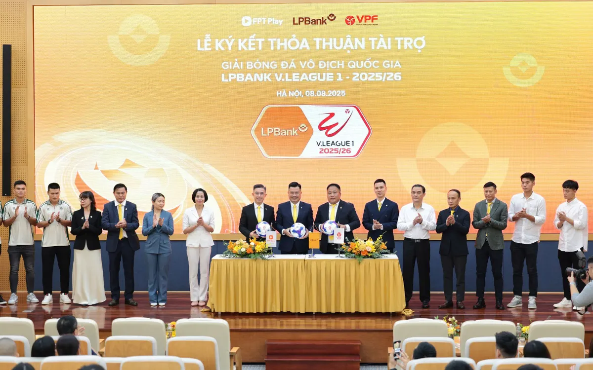 Ngày 8/8 tại Hà Nội đã diễn ra lễ ký kết hợp tác tổ chức Giải Bóng đá Vô địch Quốc gia LPBank V.League 1-2025/26 giữa Ngân hàng Lộc Phát (LPBank), Tập đoàn FPT và Công ty Cổ phần Bóng đá chuyên nghiệp Việt Nam (VPF). 