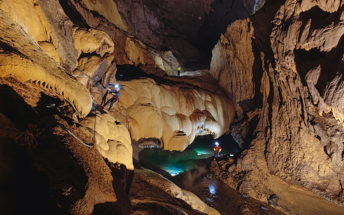 Leo vách đá Hang Ba, Quảng Bình (Nguồn: Oxalis Adventure)