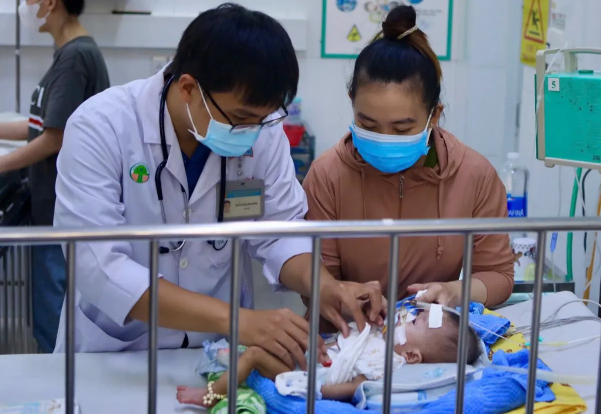 Nhiều trẻ phải thở oxy, điều trị viêm phổi tại Bệnh viện Nhi đồng 2- Ảnh 1.