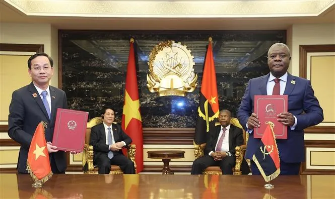 Chủ tịch nước Lương Cường và Tổng thống Angola chứng kiến lễ ký văn kiện hợp tác giữa hai nước - Ảnh 7.