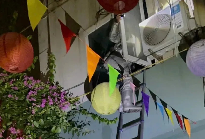 Cháy nhà 5 tầng ở Hà Nội, cảnh sát phá cửa giải cứu 3 người mắc kẹt  - Ảnh 1.