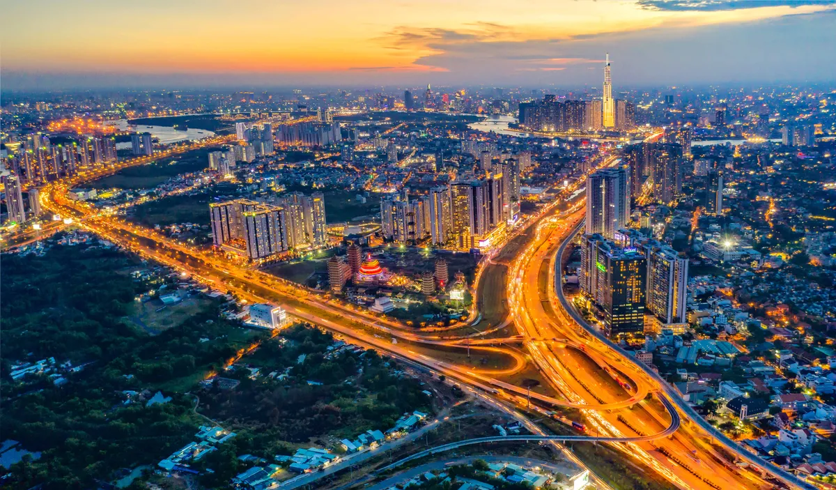 TP Hồ Chí Minh quyết tâm tăng trưởng kinh tế 10,3% trong những tháng cuối năm - Ảnh 2.
