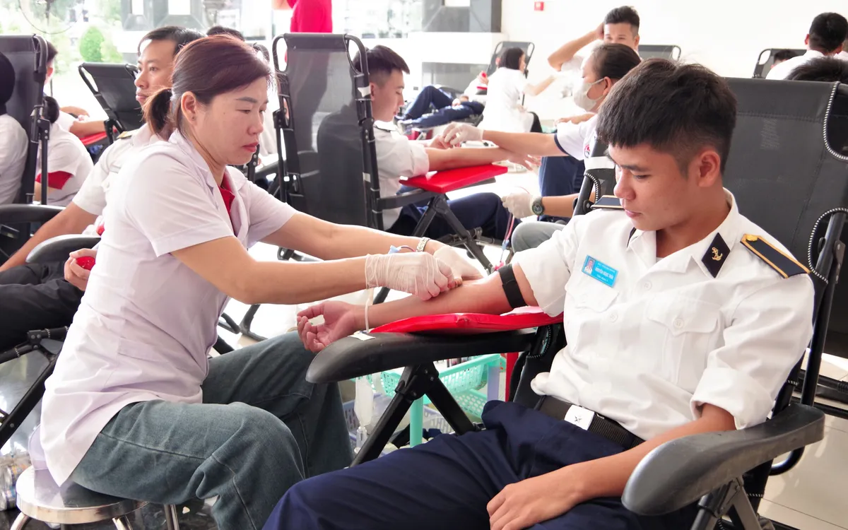  Học viên Học viện Hải quân tham gia hiến máu.