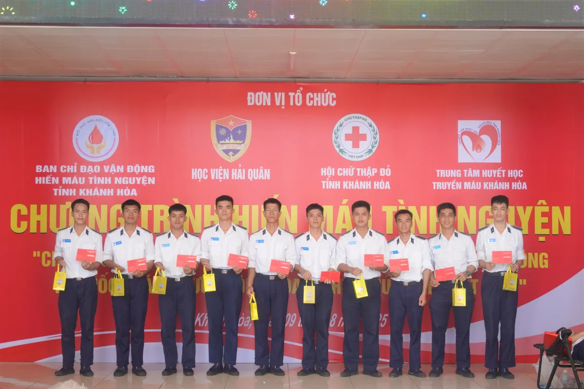 Học viện Hải quân tham gia hiến 520 đơn vị máu tình nguyện năm 2025 - Ảnh 4.