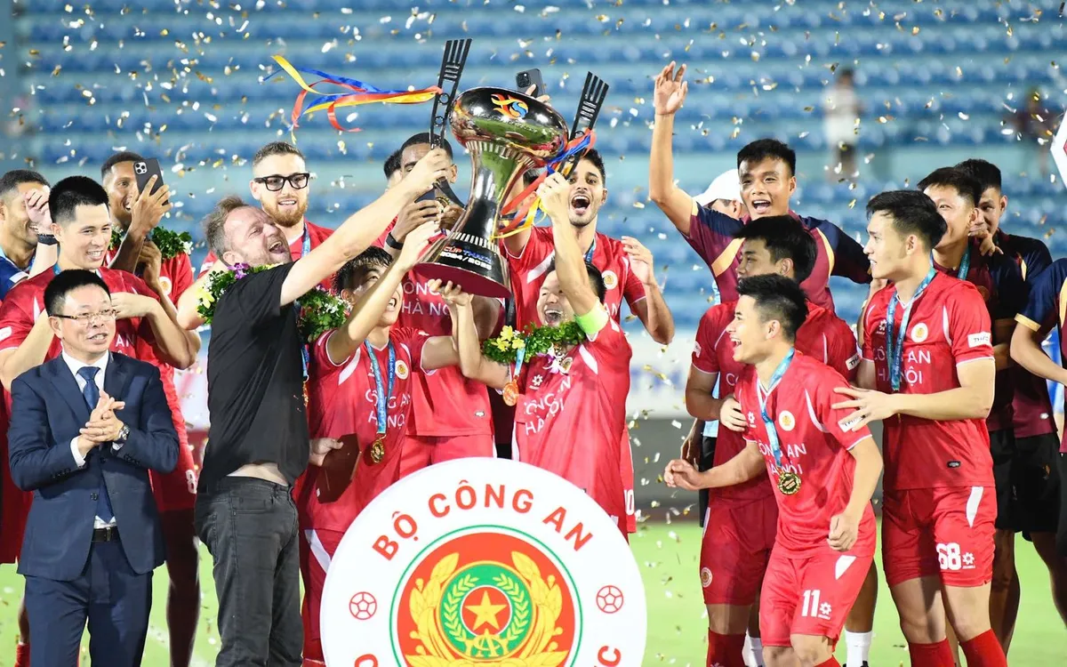 CLB Công an Hà Nội có lần đầu tiên giành danh hiệu Siêu Cúp Quốc gia sau khi đánh bại Thép xanh Nam Định trong trận đấu tối 9/8 (Ảnh: VFF).