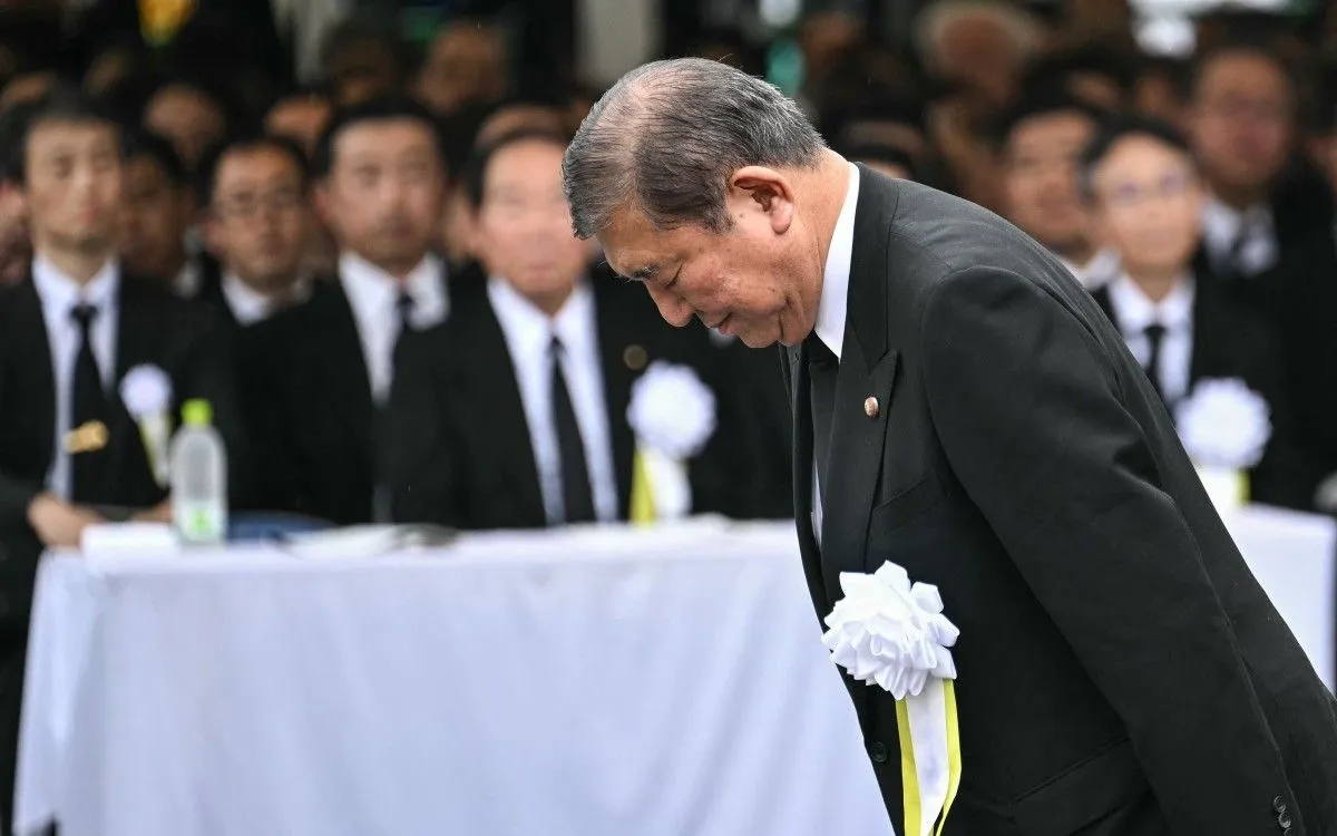 Thủ tướng Nhật Bản Ishiba Shigeru cúi đầu tưởng niệm các nạn nhân trong vụ ném bom nguyên tử xuống Nagasaki, Nhật Bản, ngày 9/8/2025 (Ảnh: AFP)