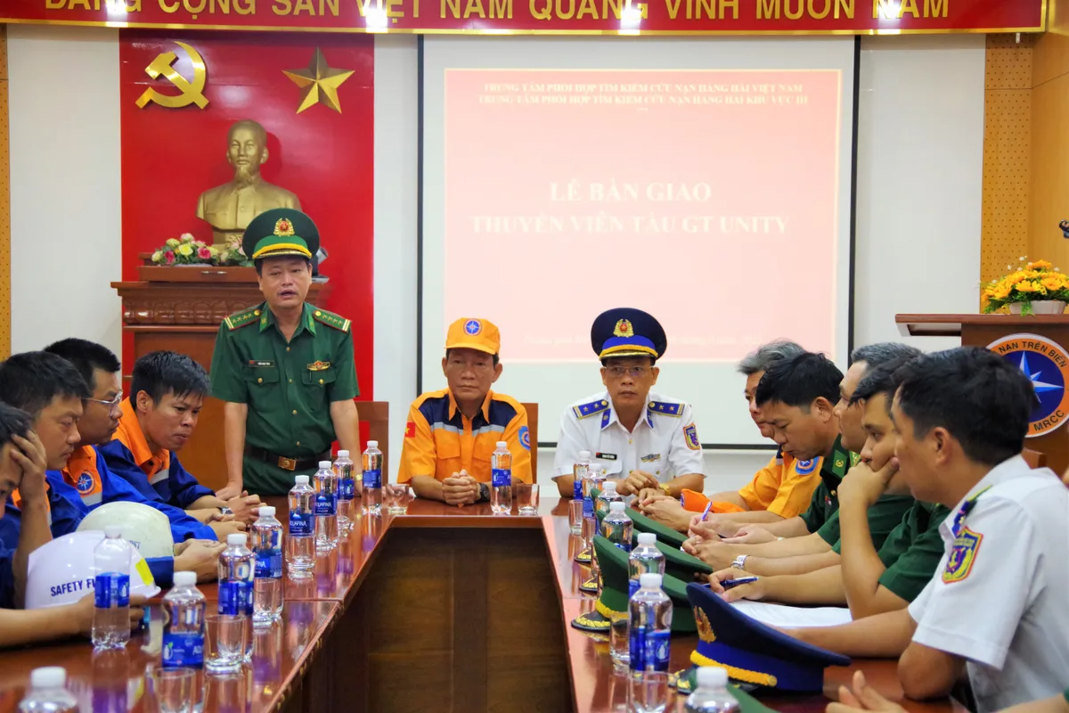 Tiếp nhận 20 thuyền viên tàu GT Unity bị nạn trên biển - Ảnh 3.