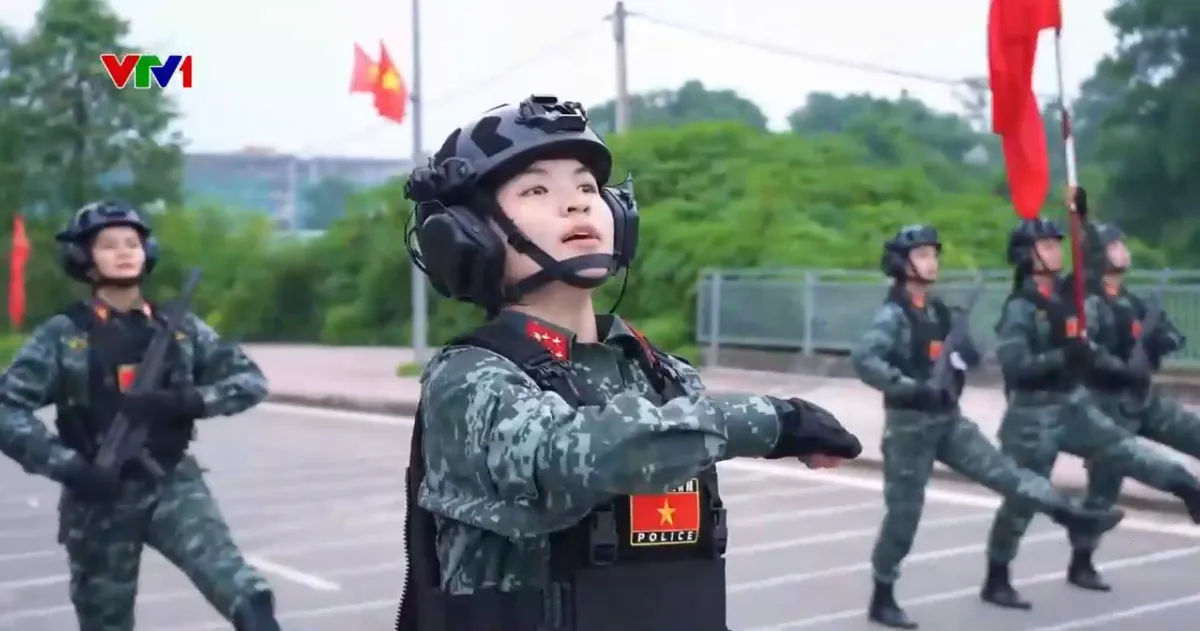 Những “bông hồng thép” hăng say tập luyện trên thao trường diễu binh- Ảnh 1.