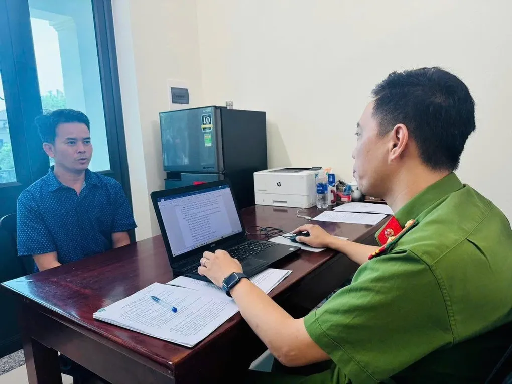 Giao xe máy cho con gây tai nạn chết người, 2 bố con bị khởi tố - Ảnh 1.