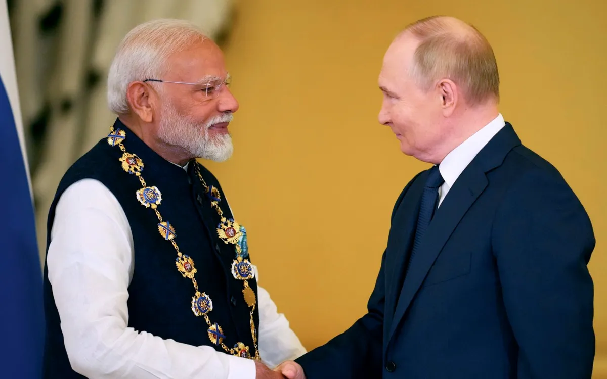 Thủ tướng Ấn Độ Modi bắt tay Tổng thống Nga Putin tại Điện Kremlin ở thủ đô Moscow, Nga, ngày 9/7/2024 (Ảnh: AP)