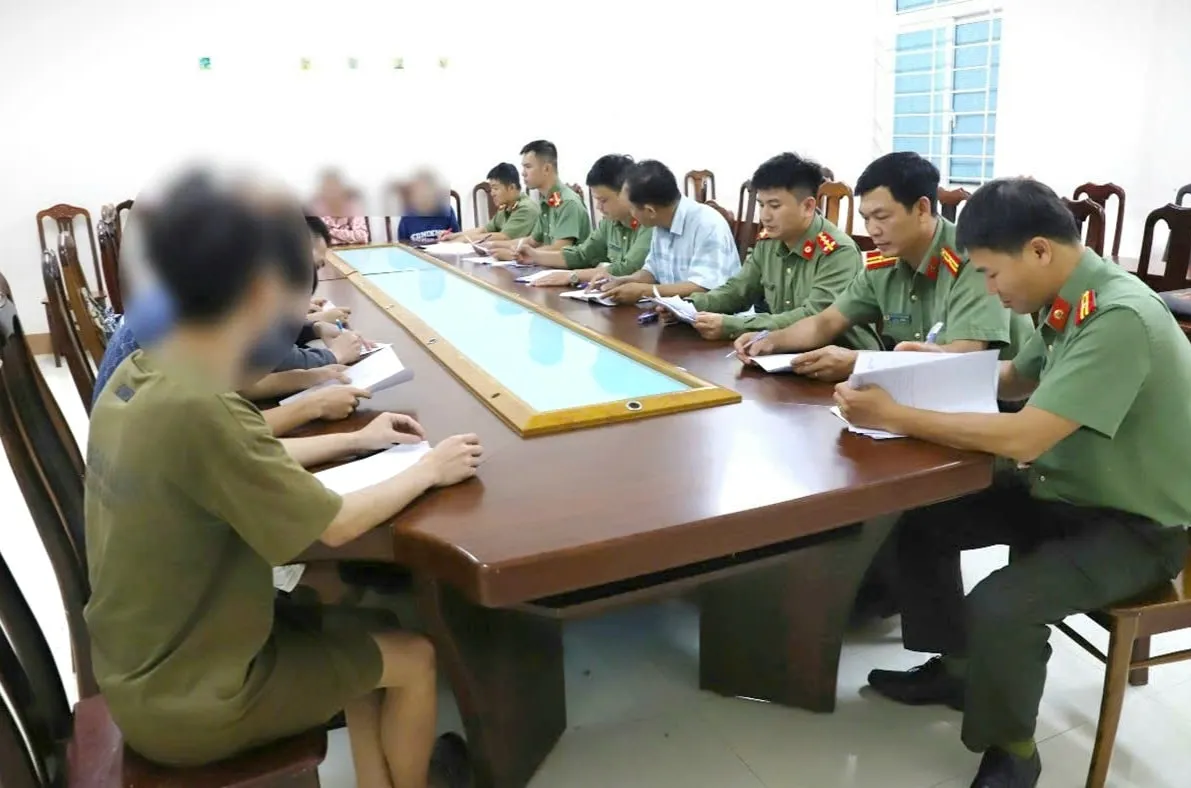 Lâm Đồng tiếp nhận 11 người Việt bị lừa sang Campuchia làm “việc nhẹ lương cao” - Ảnh 1.