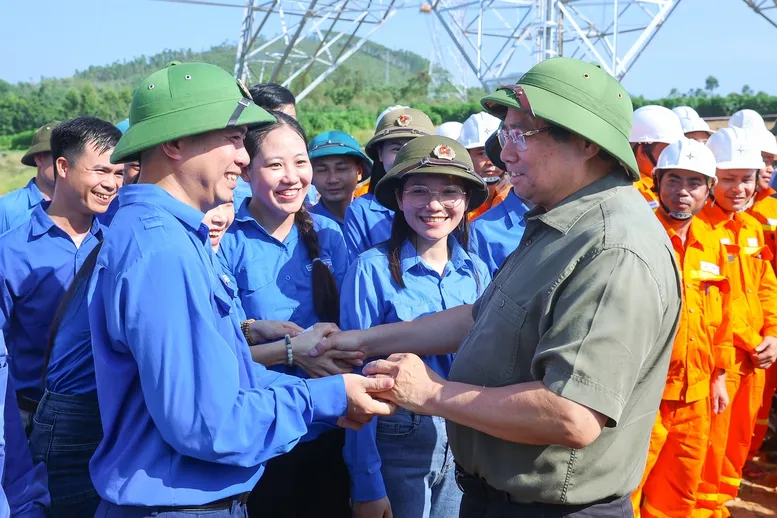 Thủ tướng: Hoàn thành đường dây 500 kV Lào Cai - Vĩnh Yên vào 19/8/2025  - Ảnh 1.