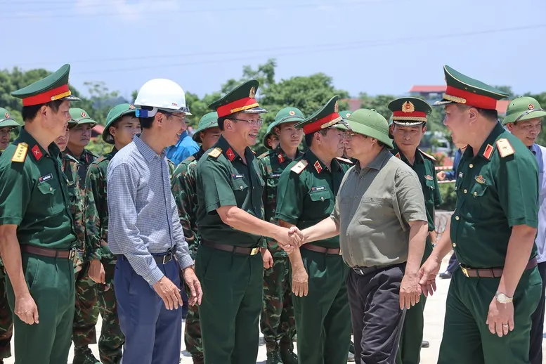 Thủ tướng kiểm tra tiến độ cầu Phong Châu, chỉ đạo triển khai tuyến cao tốc mới tại Phú Thọ - Ảnh 1.