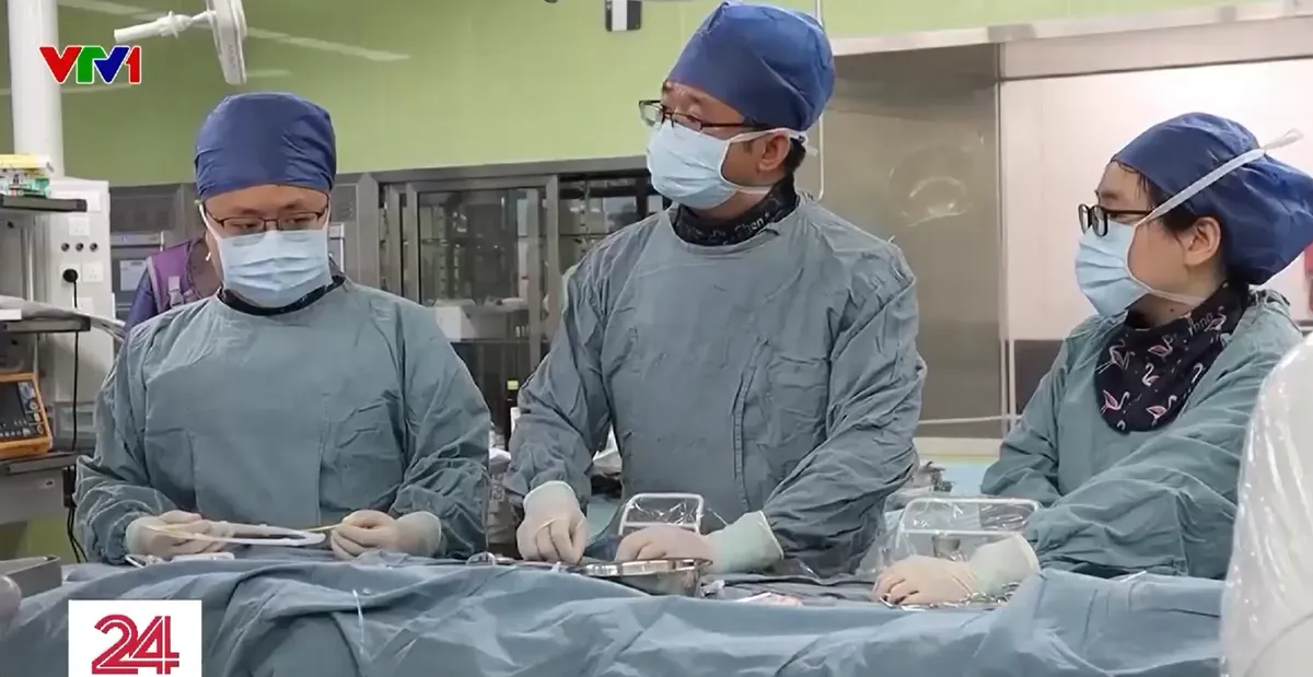 Kỳ tích phẫu thuật tim cho bệnh nhi nhỏ nhất thế giới - Ảnh 1.