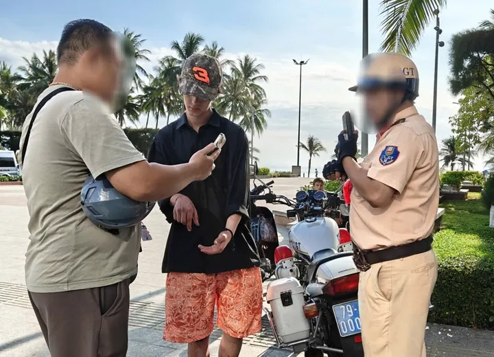 Tạm giữ người đàn ông ngoại quốc say xỉn đấm vào miệng CSGT ở Nha Trang  - Ảnh 1.