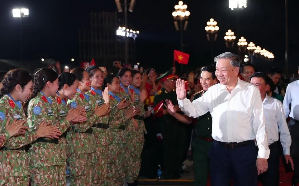 Tổng Bí thư Tô Lâm dự Chương trình chính luận nghệ thuật 'Dưới cờ vinh quang' tại điểm cầu Quảng trường Ba Đình (Hà Nội). (Ảnh: TTXVN)