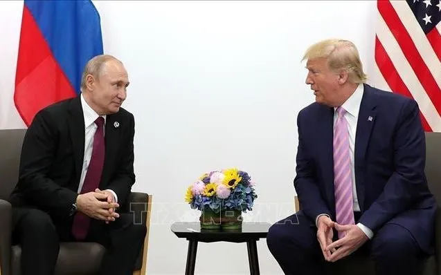 Tổng thống Mỹ Donald Trump (phải) trong cuộc gặp Tổng thống Nga Vladimir Putin bên lề Hội nghị thượng đỉnh Nhóm các nền kinh tế phát triển và mới nổi hàng đầu thế giới (G20) tại Osaka (Nhật Bản), ngày 28/6/2019. (Ảnh: Kyodo/TTXVN)