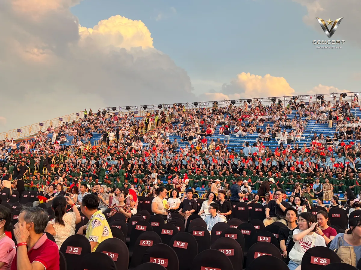 Không khí cực nóng tại V Concert - Rạng rỡ Việt Nam: Hàng ngàn khán giả hòa mình vào âm nhạc - Ảnh 5.