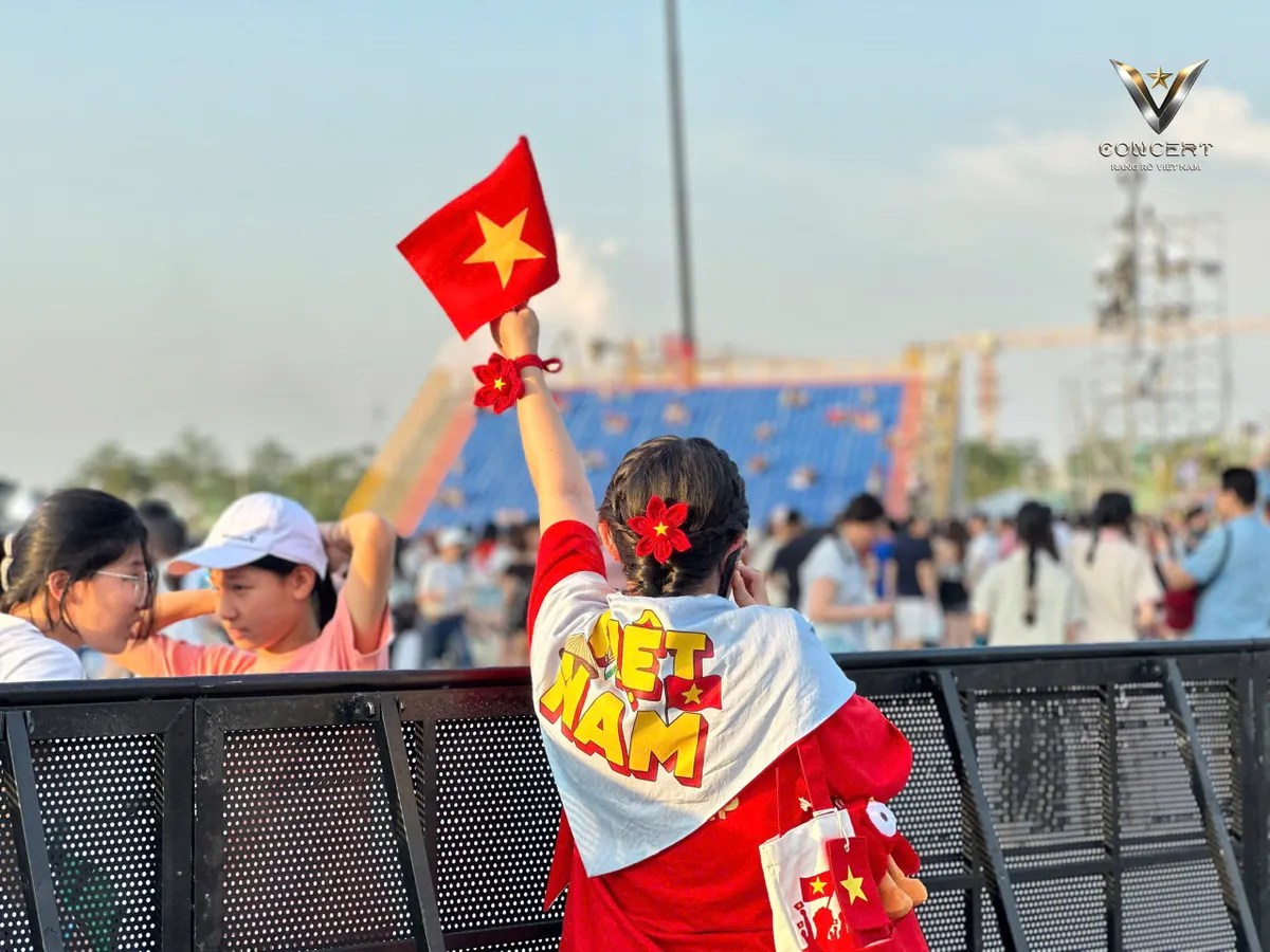 Không khí cực nóng tại V Concert - Rạng rỡ Việt Nam: Hàng ngàn khán giả hòa mình vào âm nhạc - Ảnh 11.