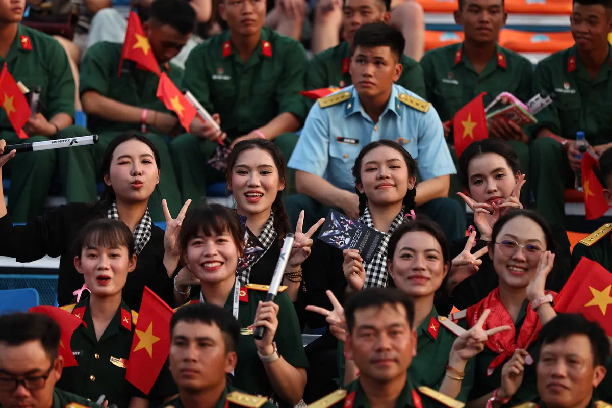 Không khí cực nóng tại V Concert - Rạng rỡ Việt Nam: Hàng ngàn khán giả hòa mình vào âm nhạc - Ảnh 10.