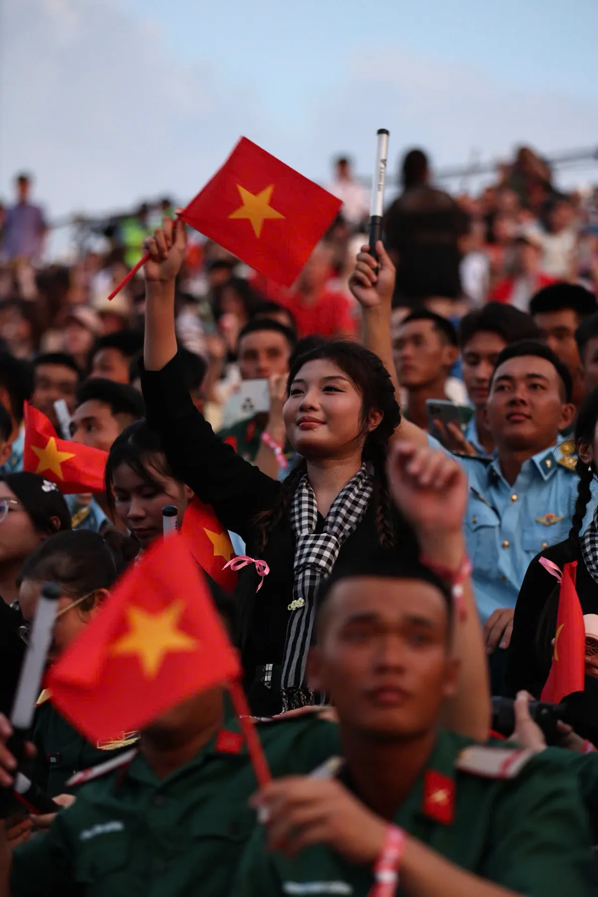 Không khí cực nóng tại V Concert - Rạng rỡ Việt Nam: Hàng ngàn khán giả hòa mình vào âm nhạc - Ảnh 9.