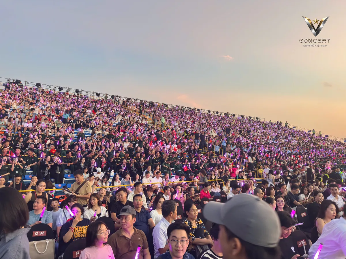Không khí cực nóng tại V Concert - Rạng rỡ Việt Nam: Hàng ngàn khán giả hòa mình vào âm nhạc - Ảnh 6.