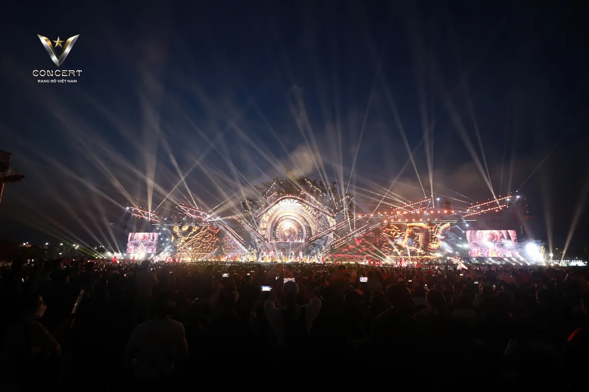 Không khí cực nóng tại V Concert - Rạng rỡ Việt Nam: Hàng ngàn khán giả hòa mình vào âm nhạc - Ảnh 14.