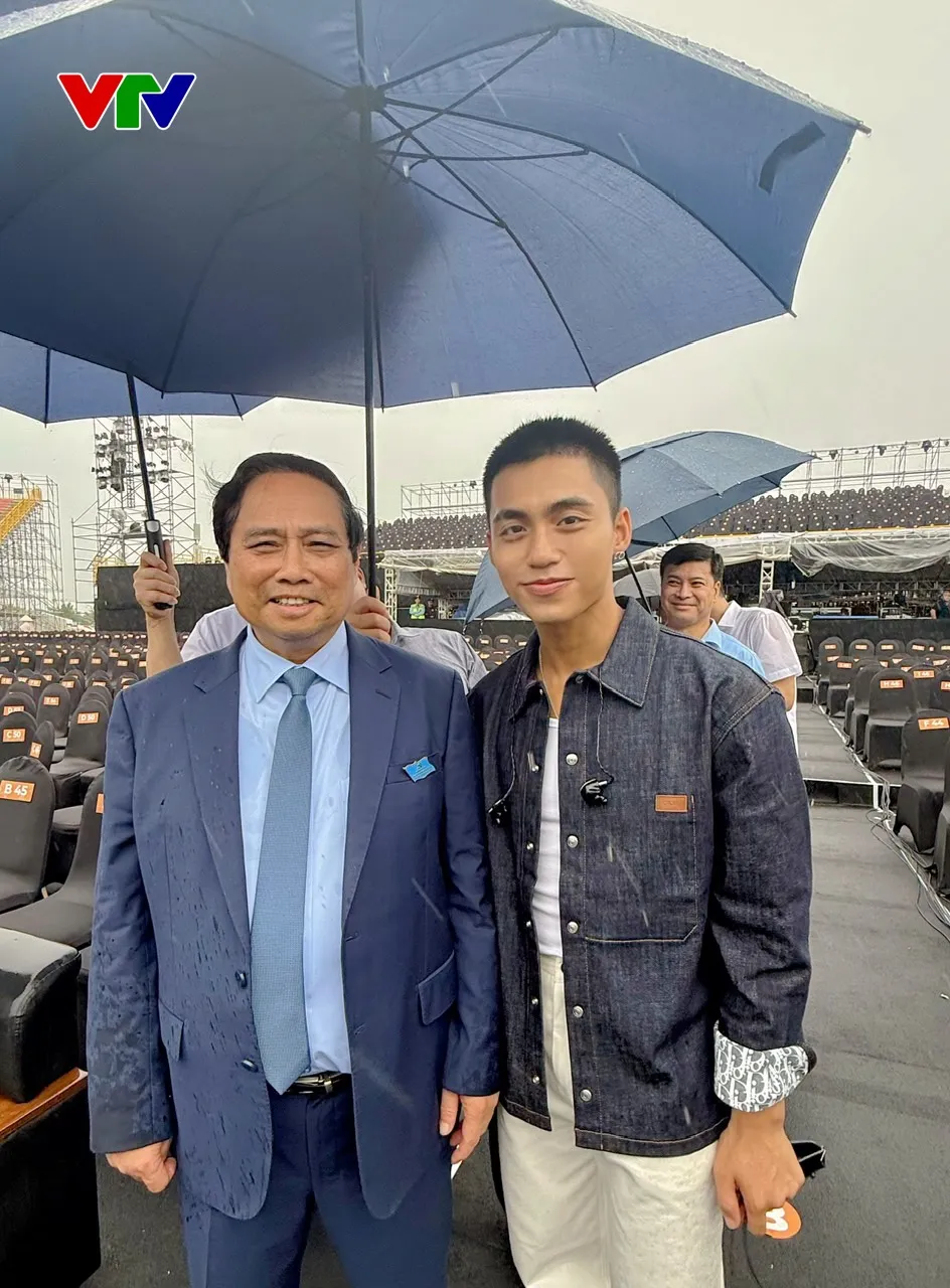 Thủ tướng Chính phủ Phạm Minh Chính đến thăm, chỉ đạo và động viên ê-kíp V Fest - Thanh xuân rực rỡ- Ảnh 4.