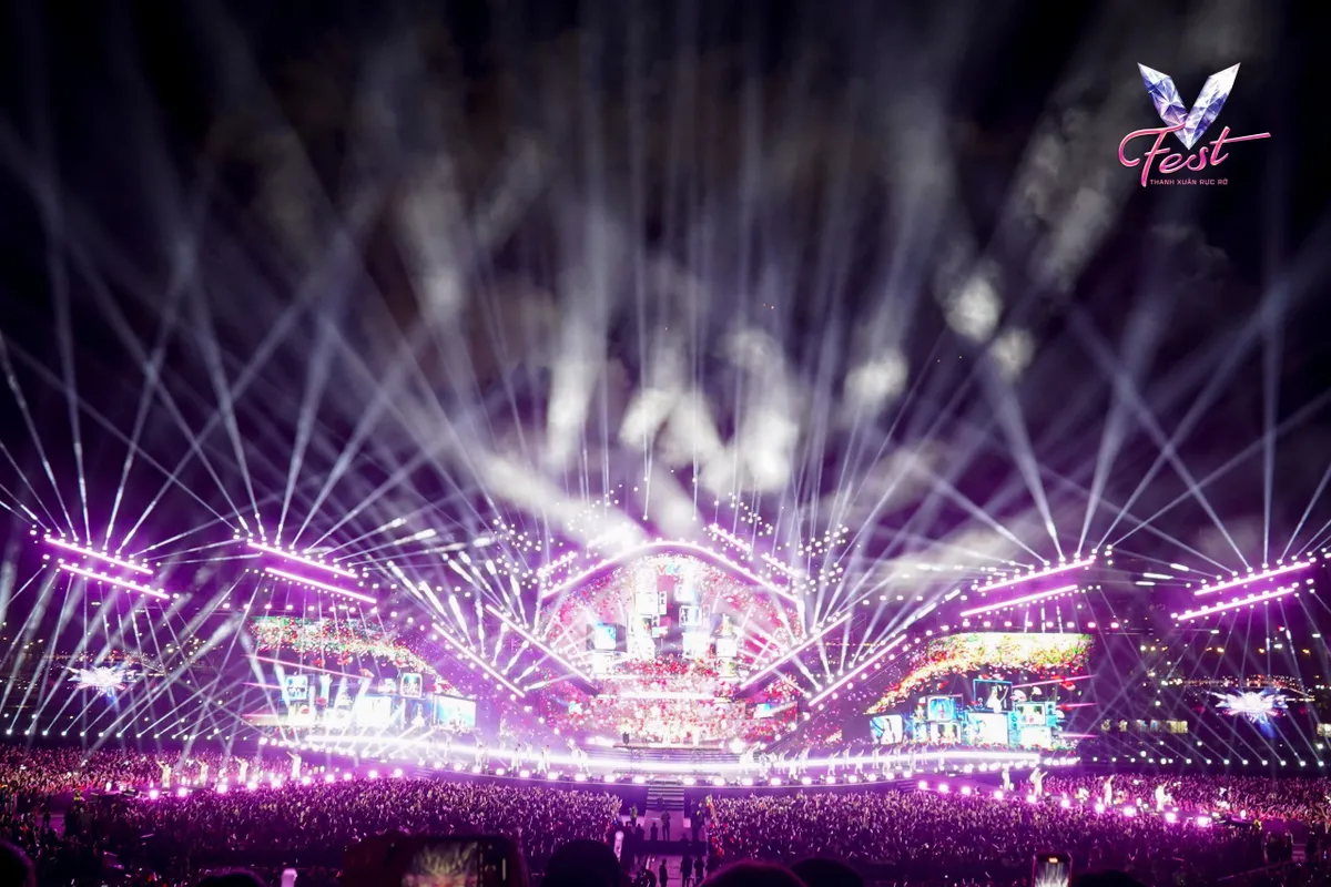 V Fest - Thanh xuân rực rỡ: Khán giả bùng nổ cảm xúc, các nghệ sĩ choáng ngợp - Ảnh 31.