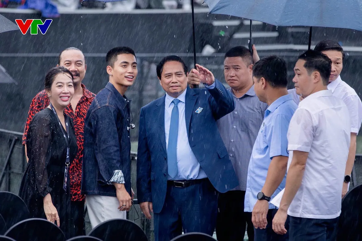 Thủ tướng Chính phủ Phạm Minh Chính đến thăm, chỉ đạo và động viên ê-kíp V Fest - Thanh xuân rực rỡ- Ảnh 1.