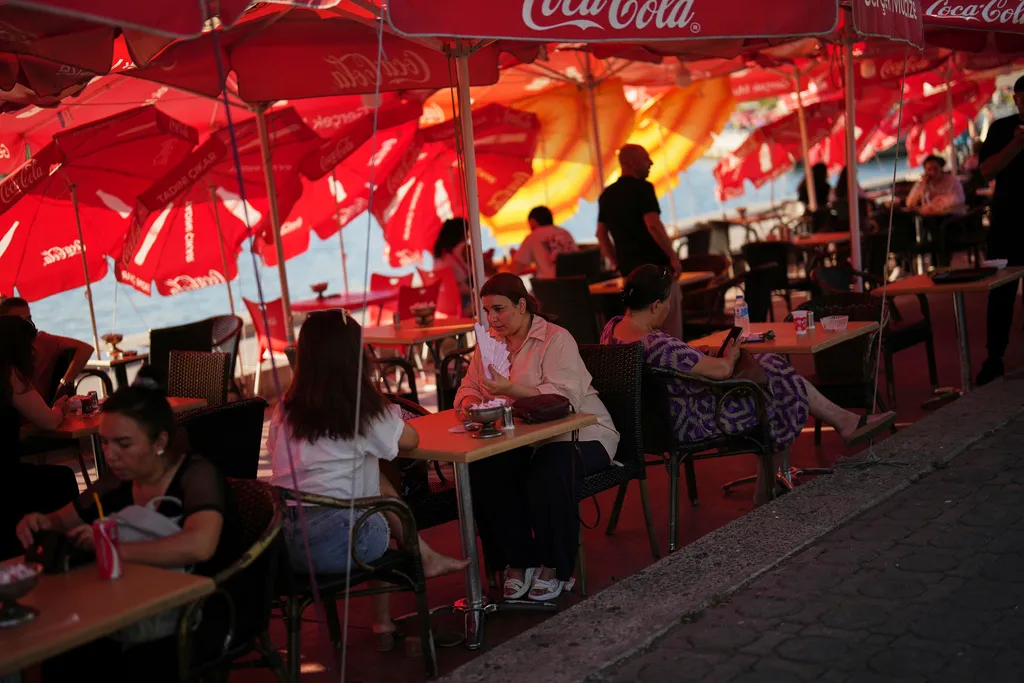 Người dân ngồi tại sân thượng một nhà hàng ở khu vực bờ biển Kadikoy, Istanbul, Thổ Nhĩ Kỳ, 29/7/2025. Người dân ngồi tại sân thượng một nhà hàng ở khu vực bờ biển Kadikoy, Istanbul, Thổ Nhĩ Kỳ, 29/7/2025.