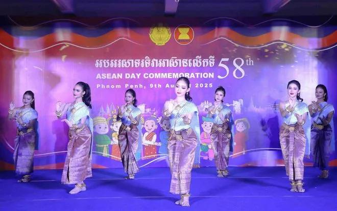 Chương trình biểu diễn nghệ thuật với nhiều tiết mục đặc sắc tại lễ kỷ niệm 58 năm ngày thành lập ASEAN do Bộ Văn hóa và Nghệ thuật Campuchia tổ chức. (Ảnh: Huỳnh Thảo/TTXVN)