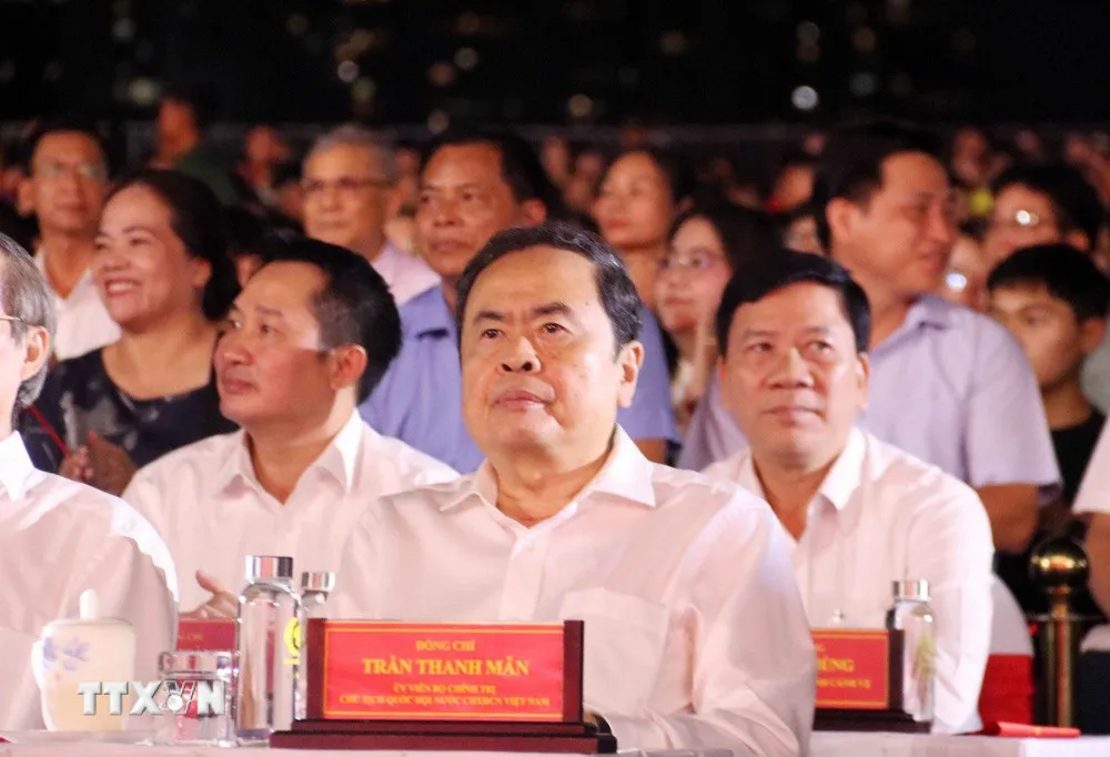 Tổng B&iacute; thư T&ocirc; L&acirc;m dự chương tr&igrave;nh ch&iacute;nh luận nghệ thuật &ldquo;Dưới cờ vinh quang&rdquo; - Ảnh 3.