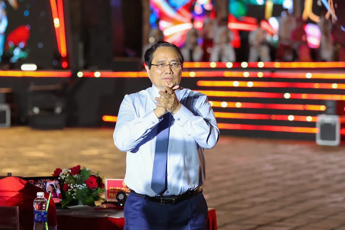 Tổng B&iacute; thư T&ocirc; L&acirc;m dự chương tr&igrave;nh ch&iacute;nh luận nghệ thuật &ldquo;Dưới cờ vinh quang&rdquo; - Ảnh 2.