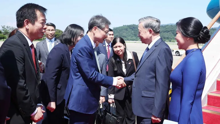 Tổng Bí thư Tô Lâm và Phu nhân bắt đầu thăm cấp Nhà nước Đại Hàn Dân Quốc - Ảnh 2.