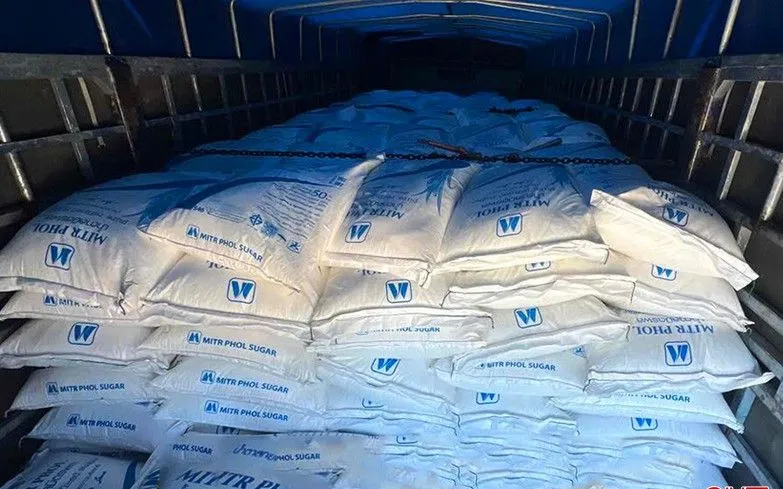 Hơn 35 tấn đường trắng trên xe tải không có giấy tờ chứng minh nguồn gốc, xuất xứ. Ảnh: BHT  Hơn 35 tấn đường trắng trên xe tải không có giấy tờ chứng minh nguồn gốc, xuất xứ. Ảnh: BHT