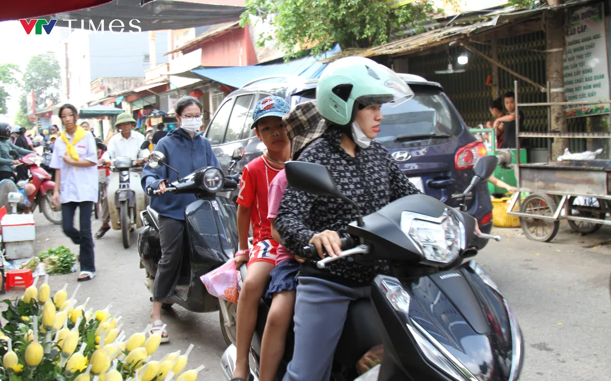 Chợ "tự phát" gây ùn tắc, cản trở giao thông. Ảnh: Nguyễn Quân