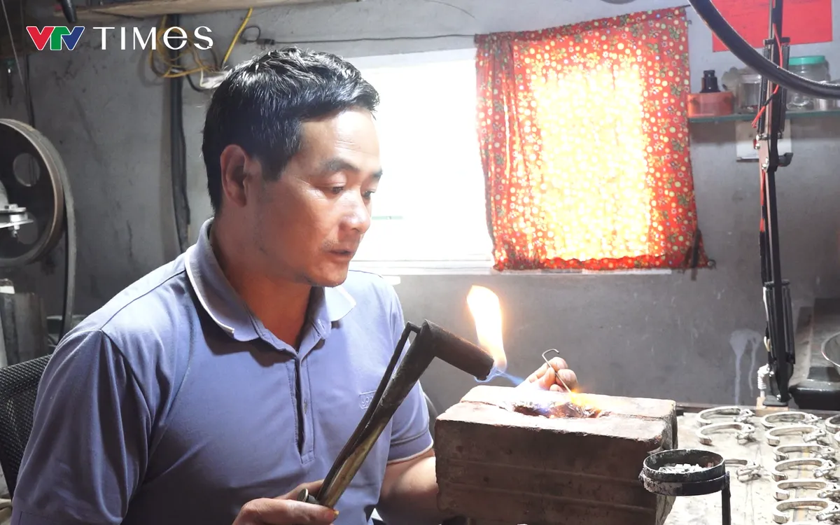 Ông Sử miệt mài với công việc chế tác chạm bạc để giữ nét truyền thống người Dao Khâu.