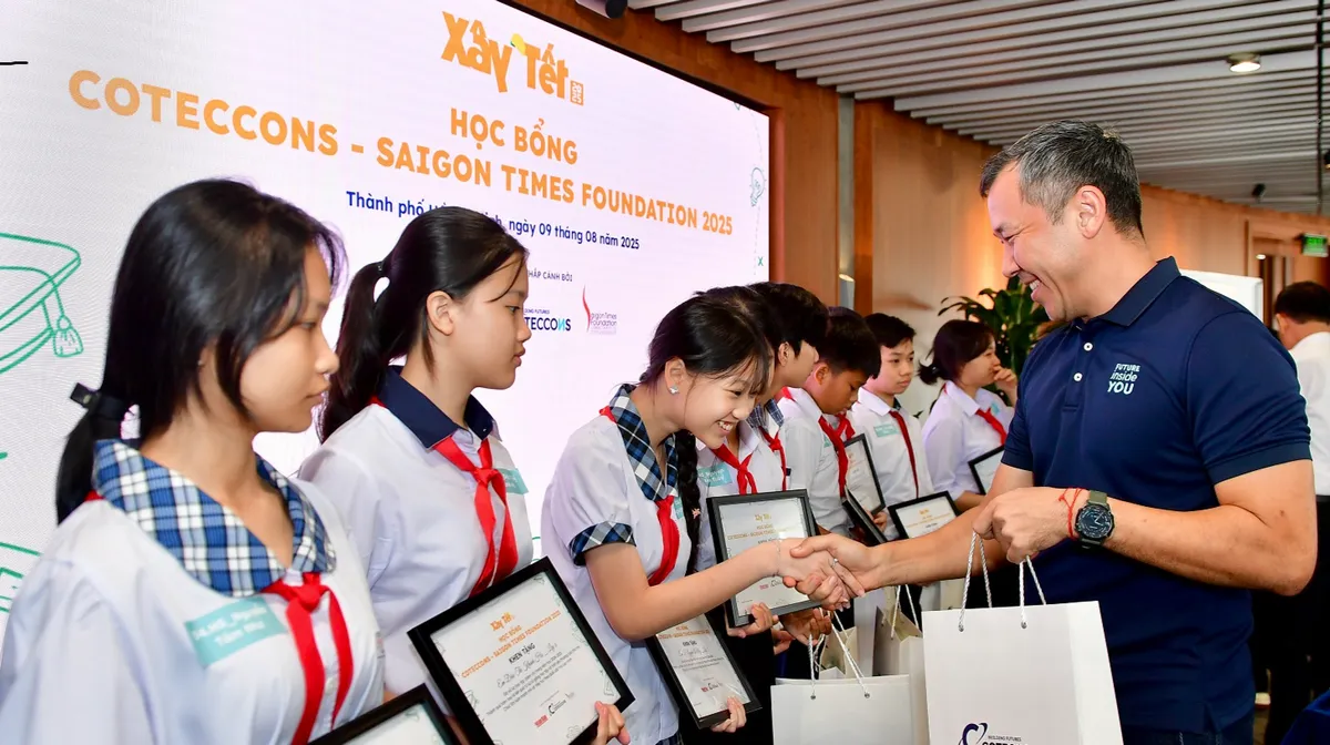 Trao học bổng cho con em thợ xây trên toàn quốc  - Ảnh 1.