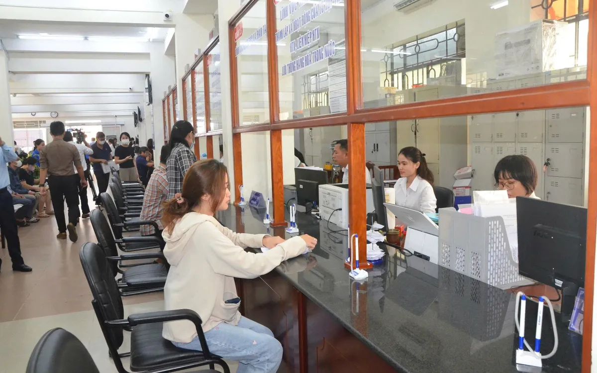 Phường Vũng Tàu đẩy mạnh chuyển đổi số nên dù lượng hồ sơ tăng cao nhưng vẫn được giải quyết nhanh, gọn. Ảnh: Tùng Lâm