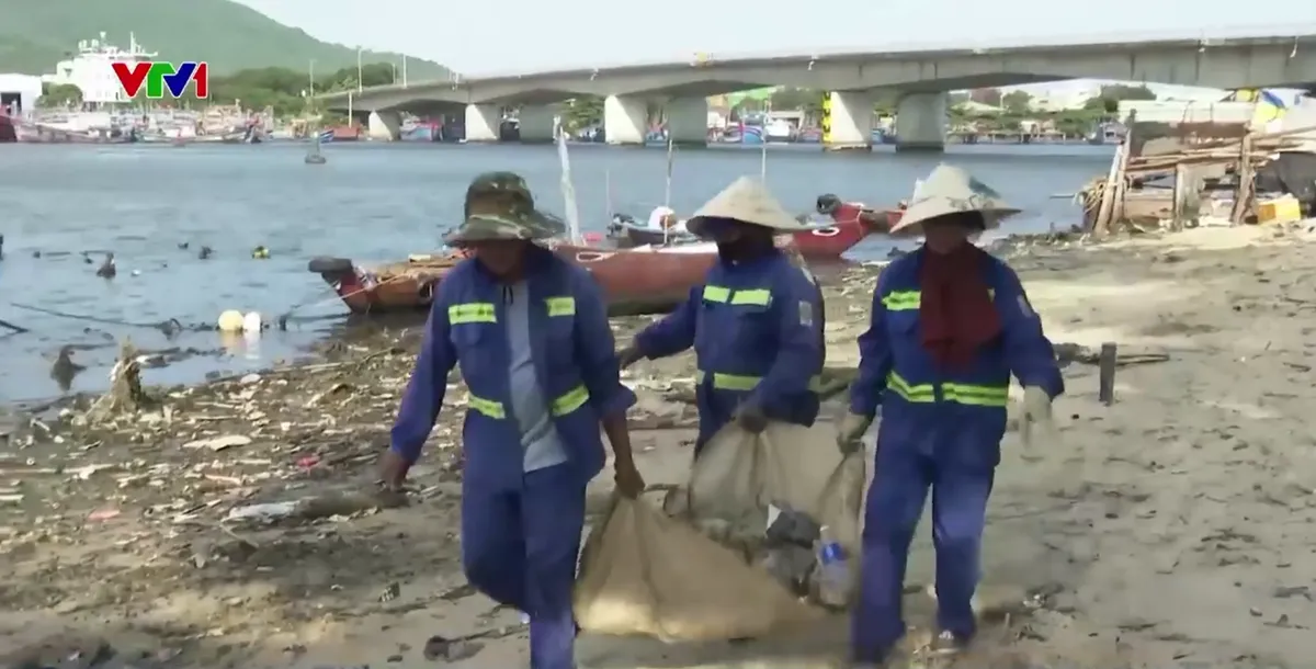 Xử lý rác bủa vây vịnh Mân Quang - Ảnh 2.