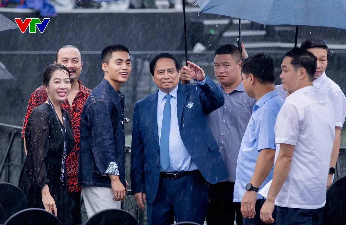 Thủ tướng Phạm Minh Chính động viên nghệ sĩ trước “V Fest – Thanh xuân rực rỡ”