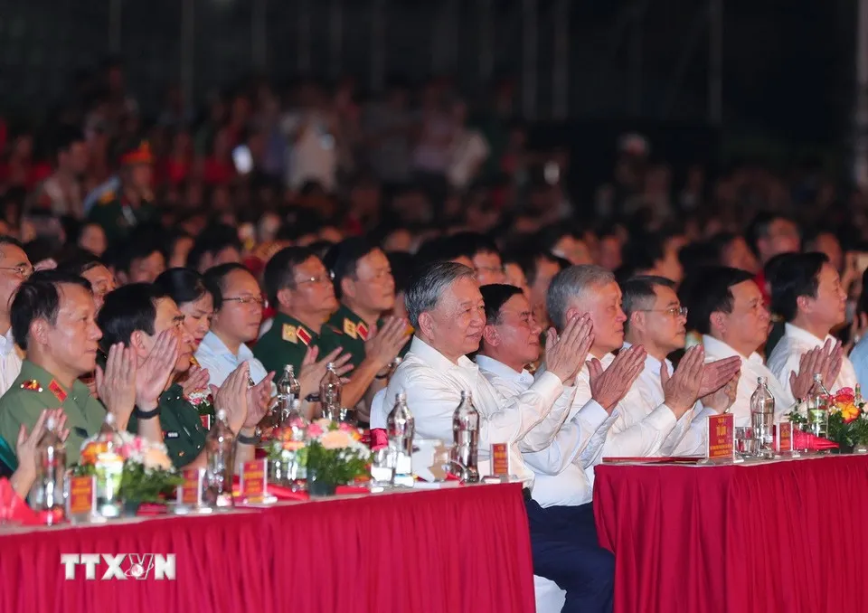 Tổng B&iacute; thư T&ocirc; L&acirc;m dự chương tr&igrave;nh ch&iacute;nh luận nghệ thuật &ldquo;Dưới cờ vinh quang&rdquo; - Ảnh 1.