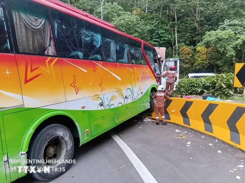 Xe bus chở khách du lịch Việt Nam gặp nạn tại Malaysia, tất cả hành khách an toàn- Ảnh 1.