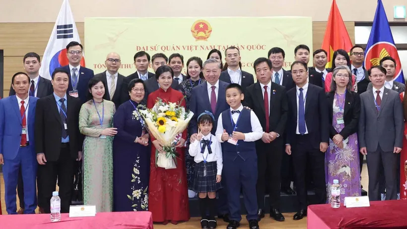 Tổng Bí thư Tô Lâm thăm Đại sứ quán và gặp gỡ cộng đồng người Việt Nam tại Hàn Quốc - Ảnh 1.